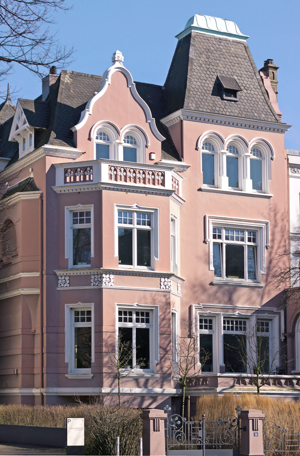 Frontansicht Gründerzeitvilla mit roter Fassade - ALSTER-TERRAIN