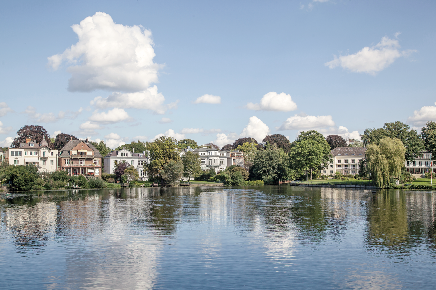 Blick vom Wasser auf die Villen an der Alster - Wohnung mieten in Hamburg bei ALSTER-TERRAIN