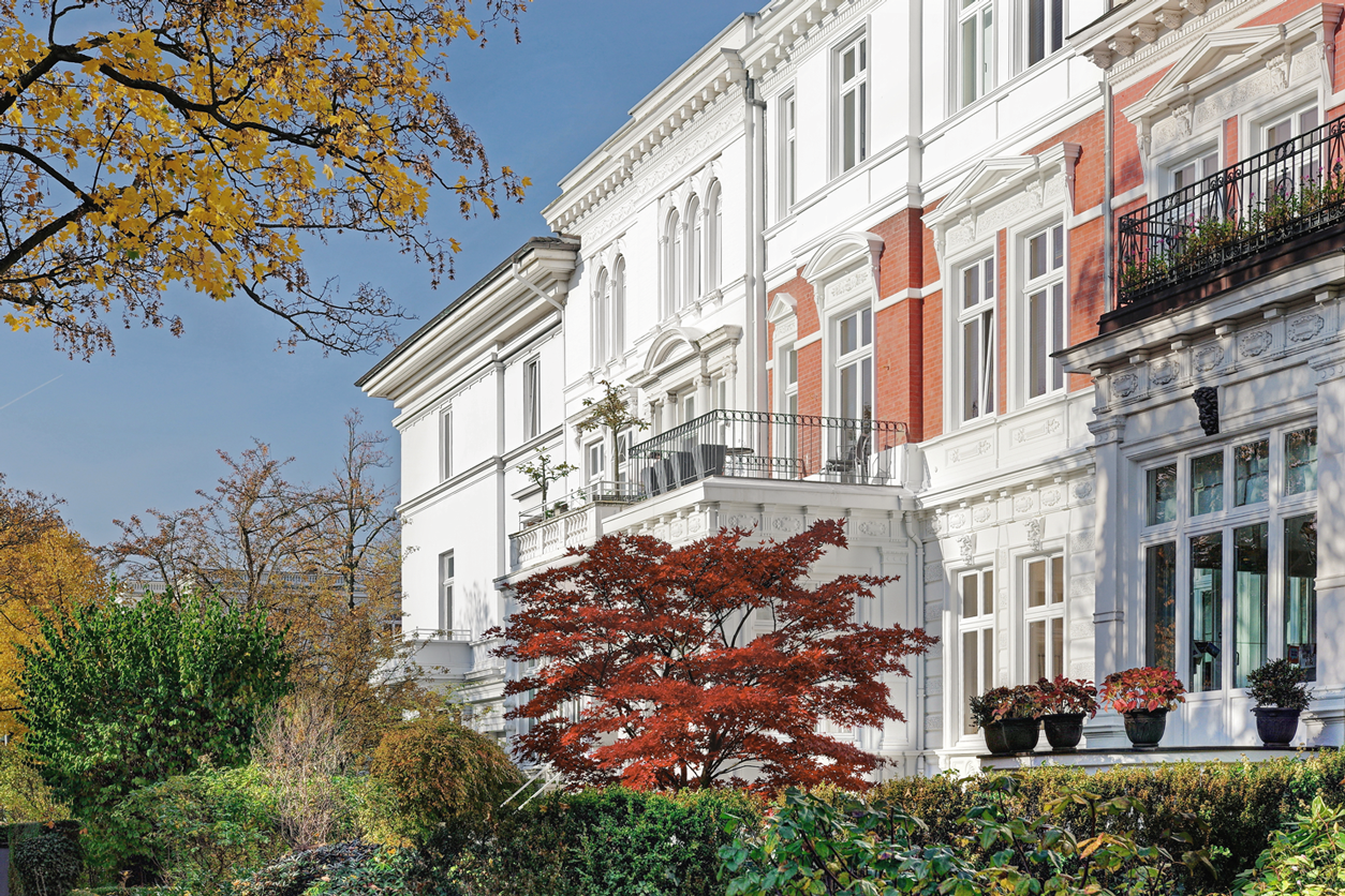 Frontansicht historischer Gebäude mit weißer Fassade im Sommer - Wohnung mieten in Hamburg bei ALSTER-TERRAIN