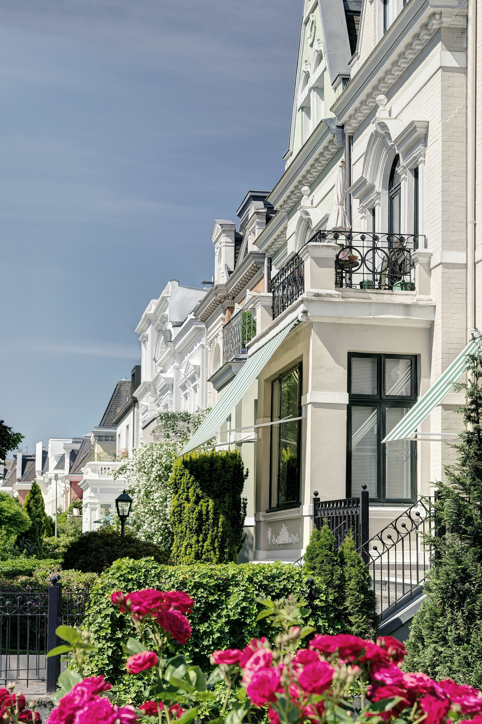 Detailansicht einer historischen Villa mit weißer Fassade - Wohnung mieten in Hamburg bei ALSTER-TERRAIN